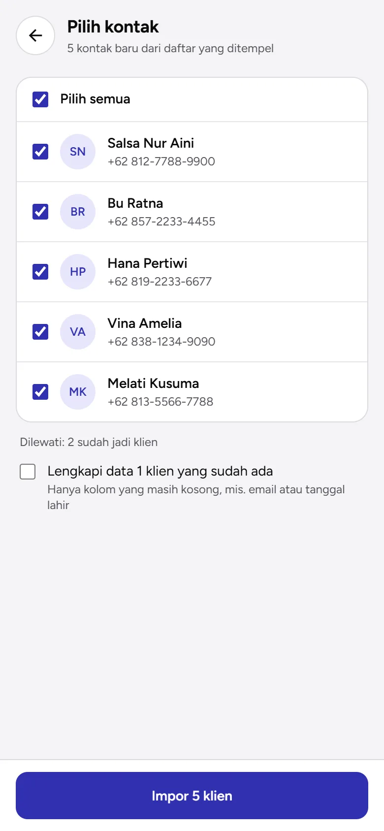 Tangkapan layar: layar Pilih kontak setelah menempel daftar, dengan pilihan Lengkapi data klien yang sudah ada, tampilan ponsel