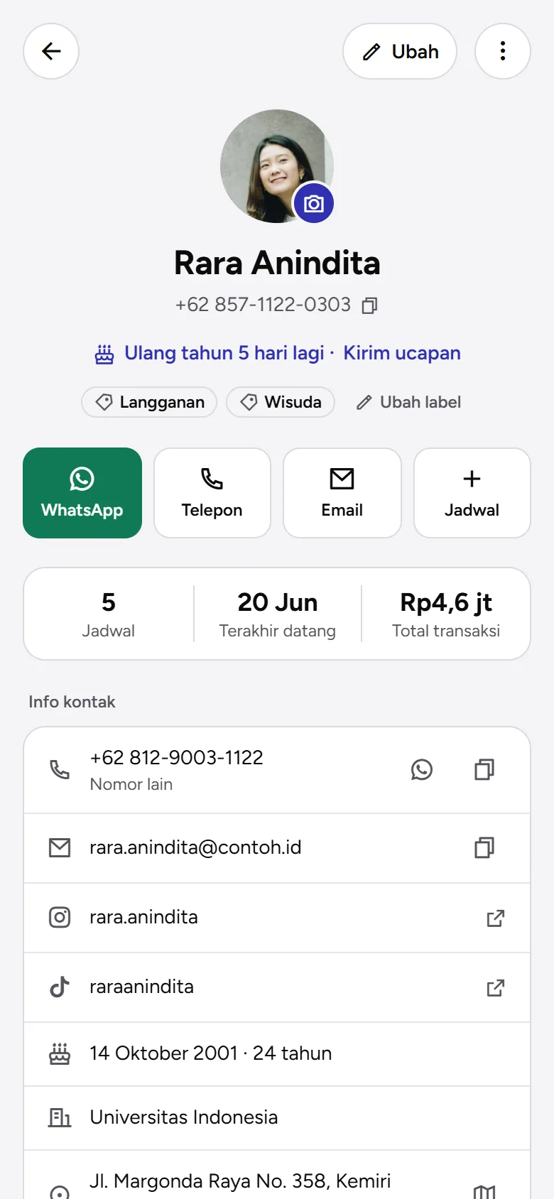 Tangkapan layar: profil klien di ponsel dengan tombol WhatsApp, Telepon, Email, dan nomor lain di Info kontak, tampilan ponsel