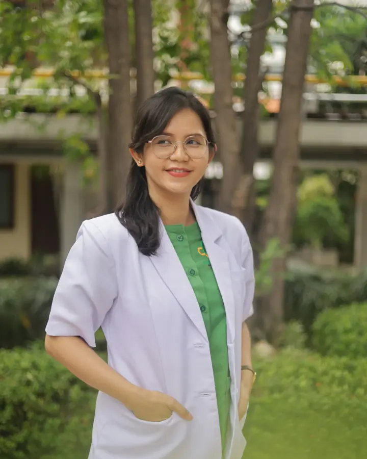 Dokter berjas putih di taman klinik