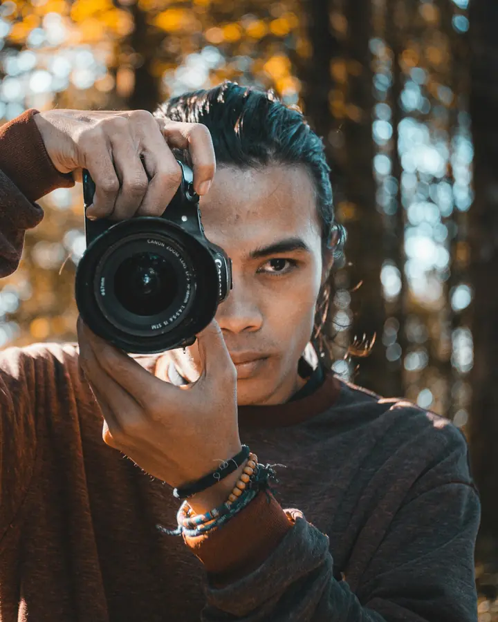 Fotografer membidik dengan kamera DSLR