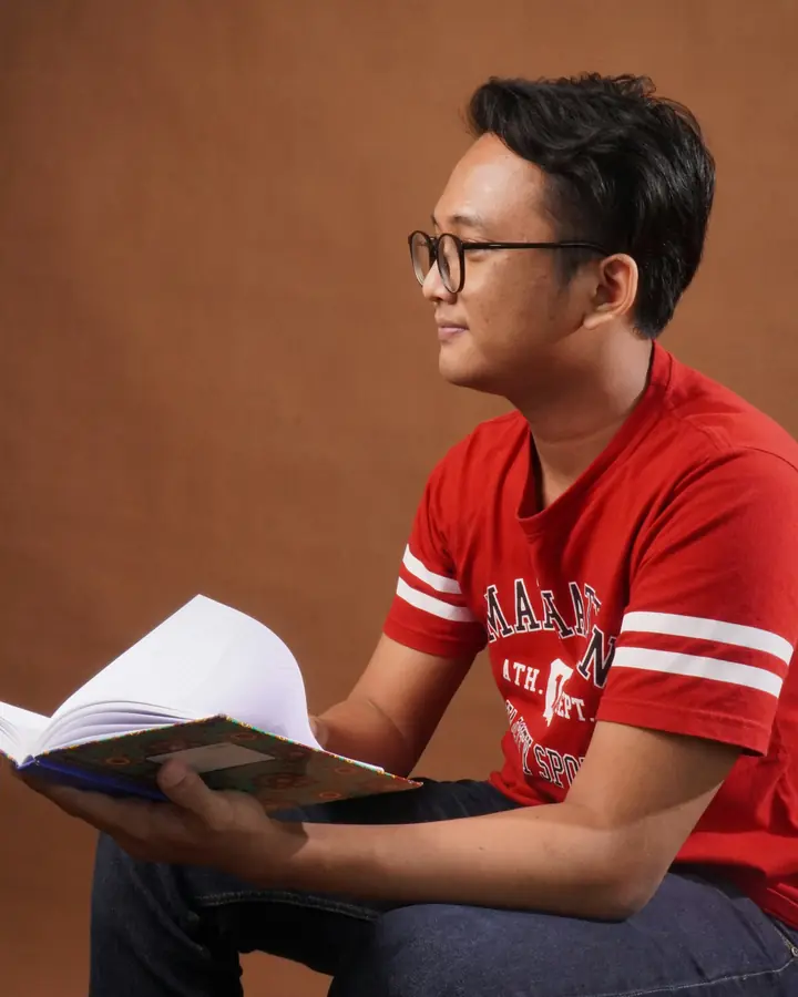 Tutor membaca buku pelajaran