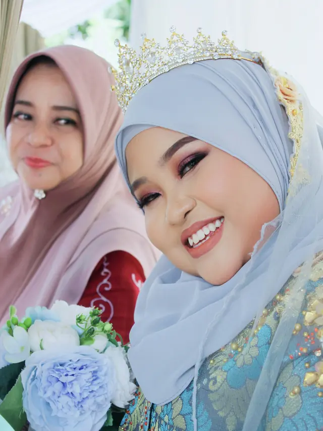Pengantin tersenyum bersama ibunya