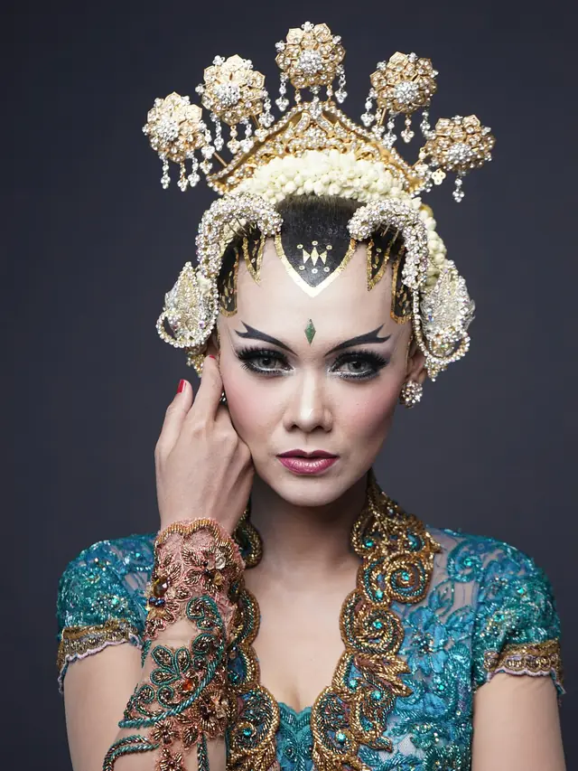 Pengantin dengan siger Sunda dan kebaya biru
