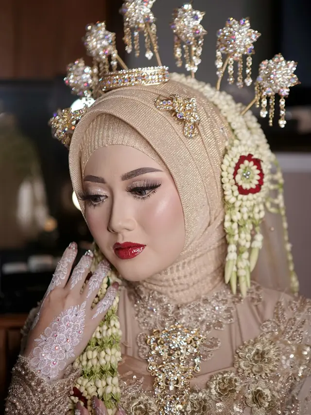 Pengantin berhijab dengan siger dan ronce melati